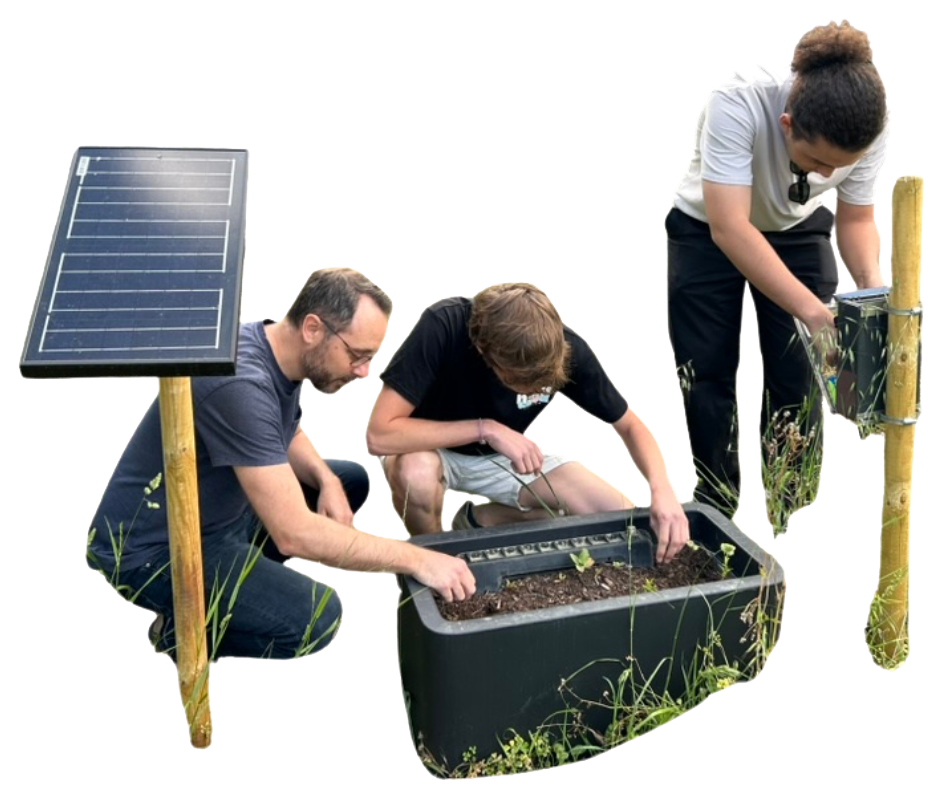 L’équipe Humeos installant un capteur Scanorhize en plein champ, panneau solaire et piquet de fixation
